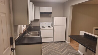 1021 Adams Ave, Unit Main Floor in Charleston, IL - Foto de edificio - Building Photo