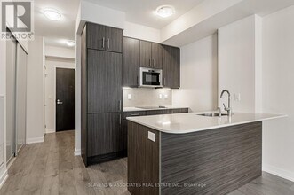 297 College St in Toronto, ON - Building Photo - Building Photo