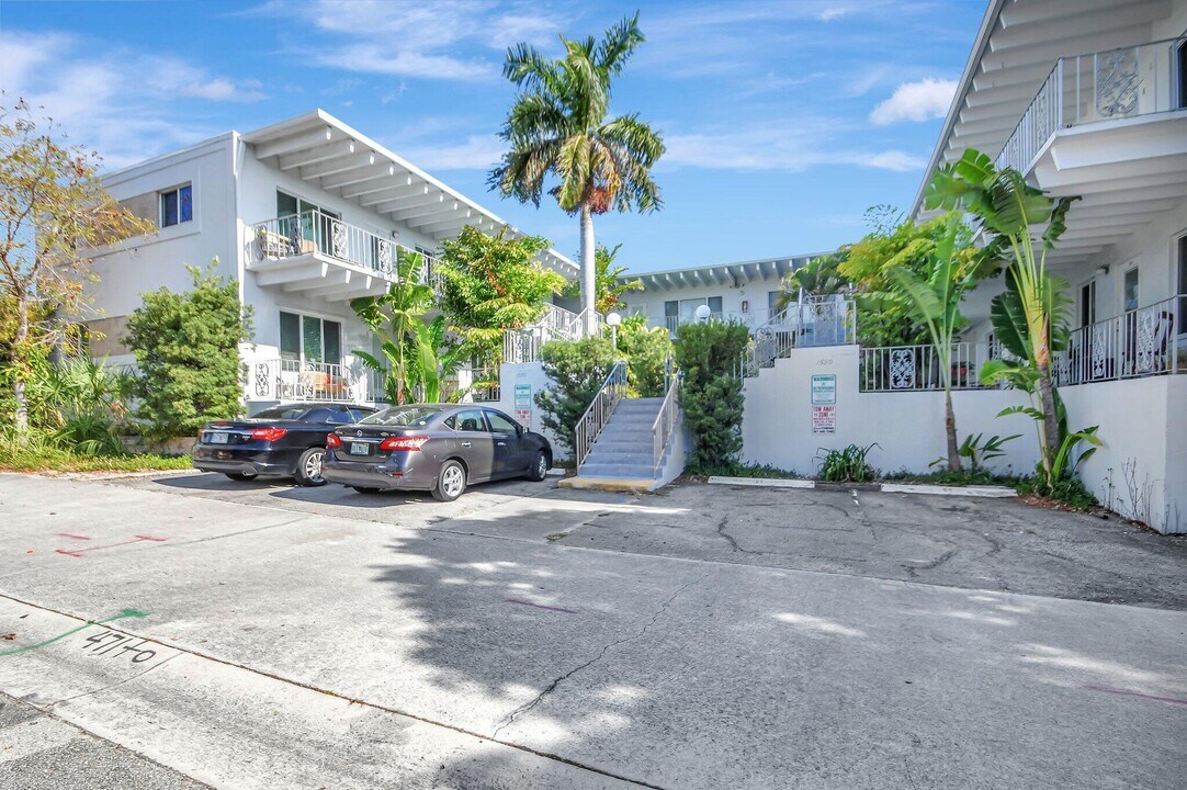 1520 S Lake Dr in Lake Worth, FL - Building Photo