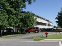 Indian Trail Apartments in Aurora, IL - Building Photo - Building Photo