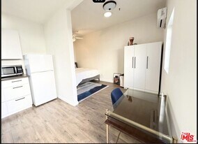 225 S Clark Dr in Beverly Hills, CA - Building Photo