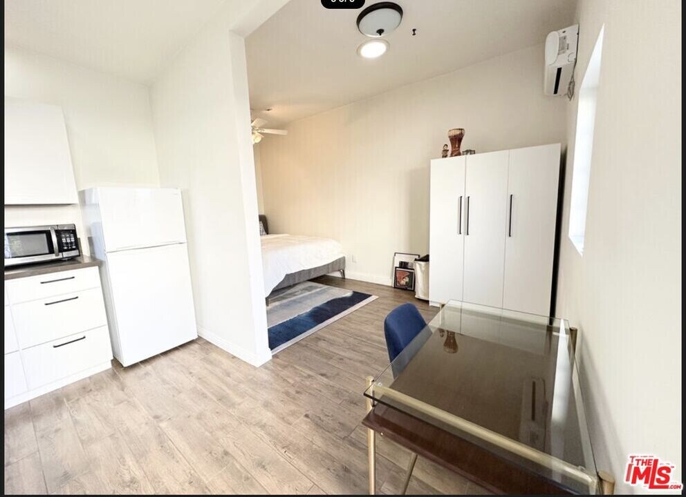 225 S Clark Dr in Beverly Hills, CA - Building Photo