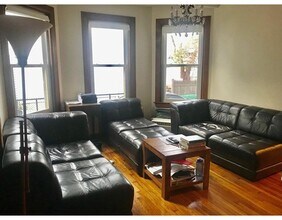 48 Chester Ave, Unit 1 in Medford, MA - Foto de edificio - Building Photo