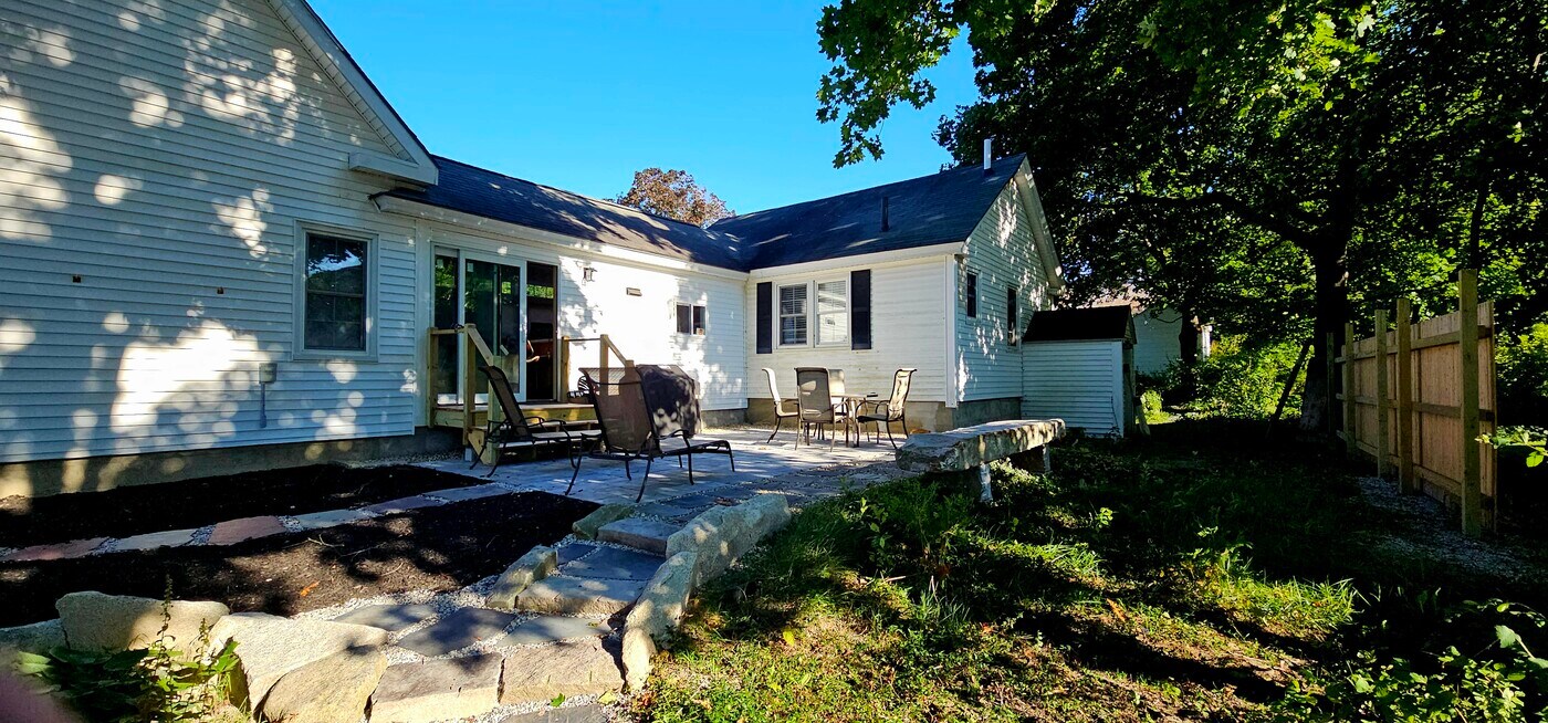 9 Smith St in Harrison, ME - Foto de edificio