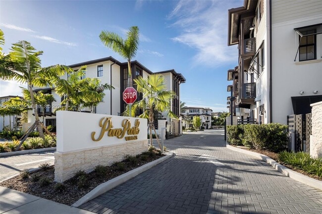 7496 SW 100th St in Pinecrest, FL - Building Photo - Building Photo