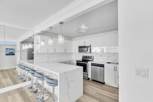 600 NE 36th St, Unit 1404 in Miami, FL - Building Photo