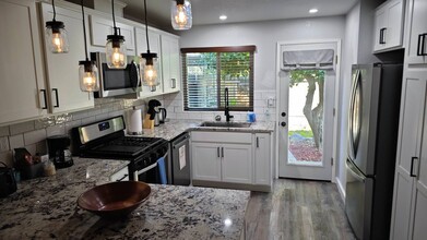 1614 Valdora St in Davis, CA - Foto de edificio - Building Photo
