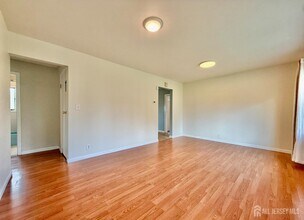 33 Windsor Dr in East Brunswick, NJ - Building Photo - Building Photo