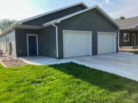 705 S Davison St in Mitchell, SD - Building Photo