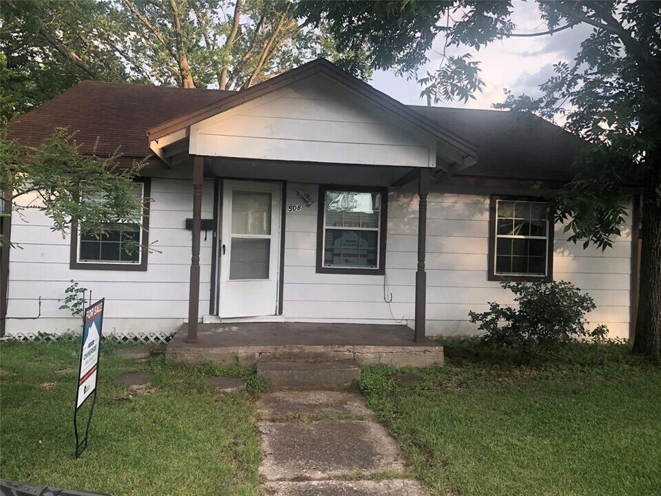 508 Teague St in Navasota, TX - Building Photo