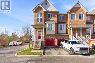 18 Boone Ln in Ajax, ON - Building Photo