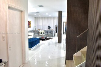 6763 NW 107th Pl in Doral, FL - Foto de edificio - Building Photo