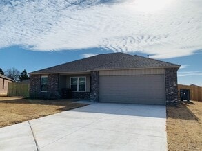 1907 Twisted Oak Ct in Shawnee, OK - Building Photo - Building Photo