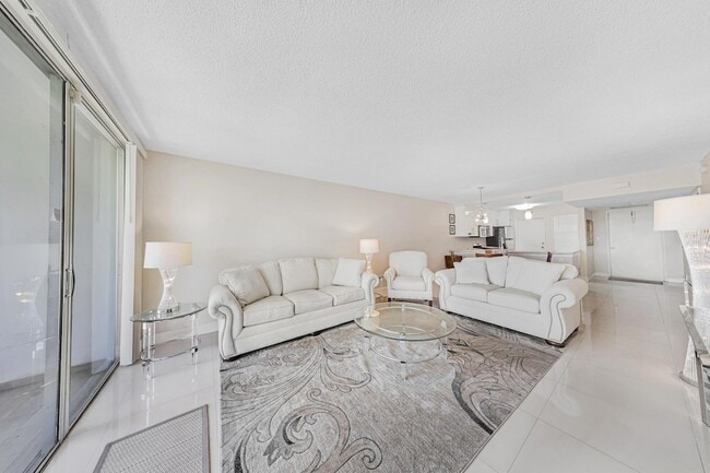 3091 N Course Dr, Unit 102 in Pompano Beach, FL - Building Photo - Building Photo