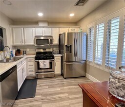 8512 Desert Holly Dr in Las Vegas, NV - Building Photo - Building Photo