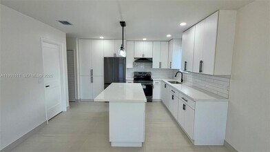 800 Jann Ave in Opa Locka, FL - Foto de edificio - Building Photo