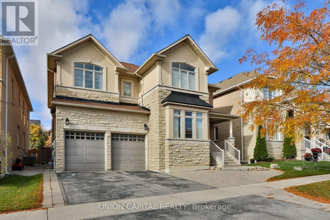 22 Greenforest Grove in Whitchurch-Stouffville, ON - Building Photo