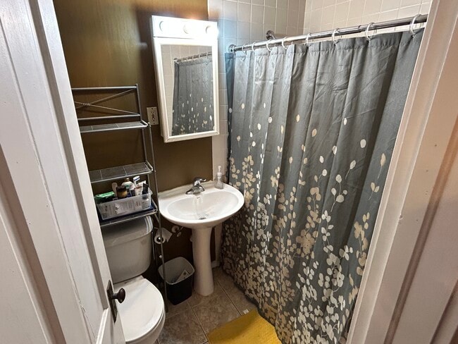 532 W South St, Unit Unit 2 - upper in Oconomowoc, WI - Building Photo - Building Photo