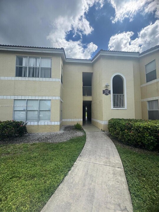 12730 Vista Isles Dr in Sunrise, FL - Building Photo