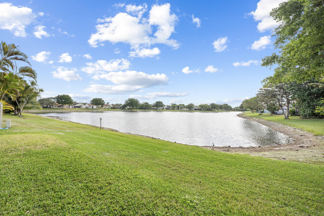 8600 Floralwood Dr in Boca Raton, FL - Building Photo