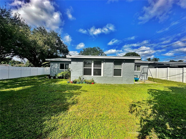 6390 Park St in Hollywood, FL - Building Photo - Building Photo