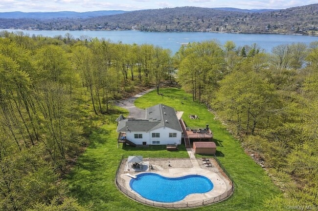 10 Vernon Dr in Carmel, NY - Foto de edificio - Building Photo