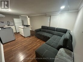 111 Folkstone Crescent in Brampton, ON - Building Photo