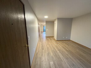 2046 Cliff Alex Ct S, Unit 3 in Waukesha, WI - Foto de edificio - Building Photo