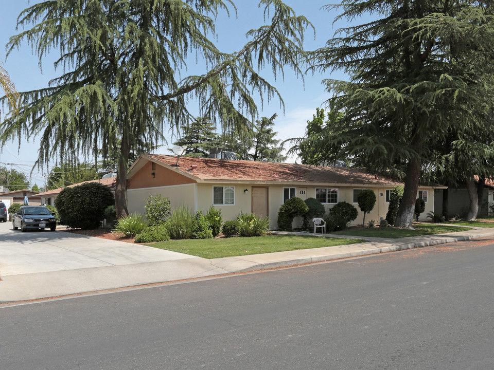 1528 Minnewawa Ave in Clovis, CA - Foto de edificio