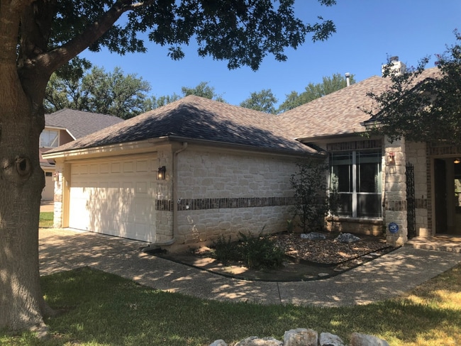 137 Antler Cir in Hollywood Park, TX - Foto de edificio - Building Photo