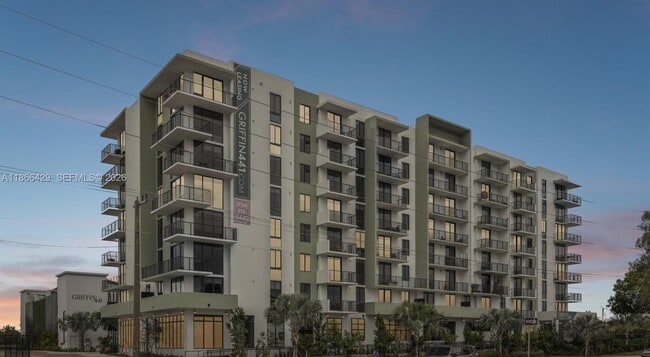 4465 Griffin Rd in Davie, FL - Building Photo - Building Photo