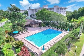 3000 N Palm Aire Dr in Pompano Beach, FL - Building Photo - Building Photo