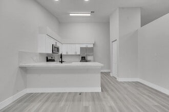 13048 Meadowbreeze Dr in Wellington, FL - Foto de edificio - Building Photo