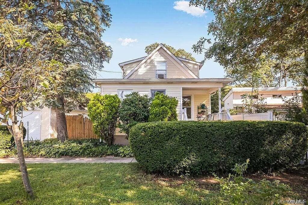 359 Erlanger Blvd in North Babylon, NY - Building Photo