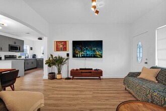 274 NW 43rd St in Miami, FL - Foto de edificio - Building Photo