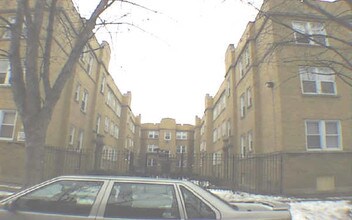 Rogers Park Courtyard in Chicago, IL - Building Photo - Building Photo