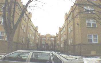 Rogers Park Courtyard in Chicago, IL - Building Photo - Building Photo