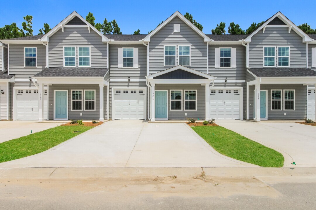 7259 Bellacroft Dr in Leland, NC - Foto de edificio