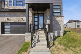 3241 Dove Dr in Oakville, ON - Building Photo - Building Photo