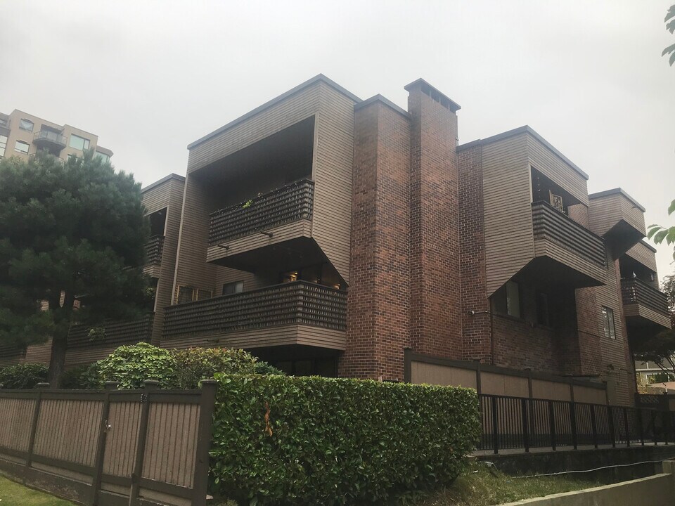 1750 10th Av W in Vancouver, BC - Building Photo