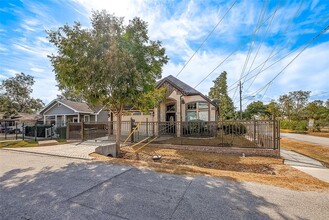 7300 Denison St in Houston, TX - Foto de edificio - Building Photo