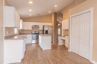 565 Blue Water Ave in Orange City, FL - Building Photo - Building Photo