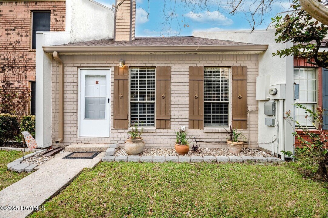 203 Long Plantation Blvd in Lafayette, LA - Building Photo