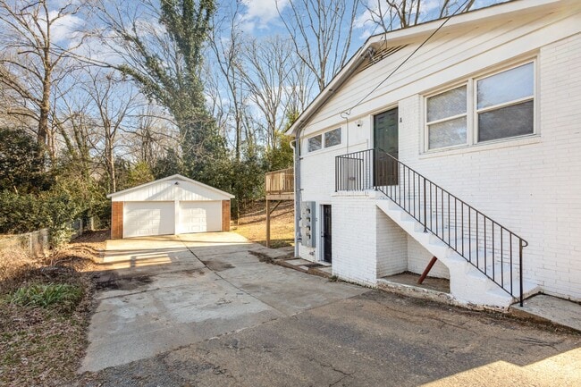 6037 Ingleside Dr in Charlotte, NC - Building Photo - Building Photo