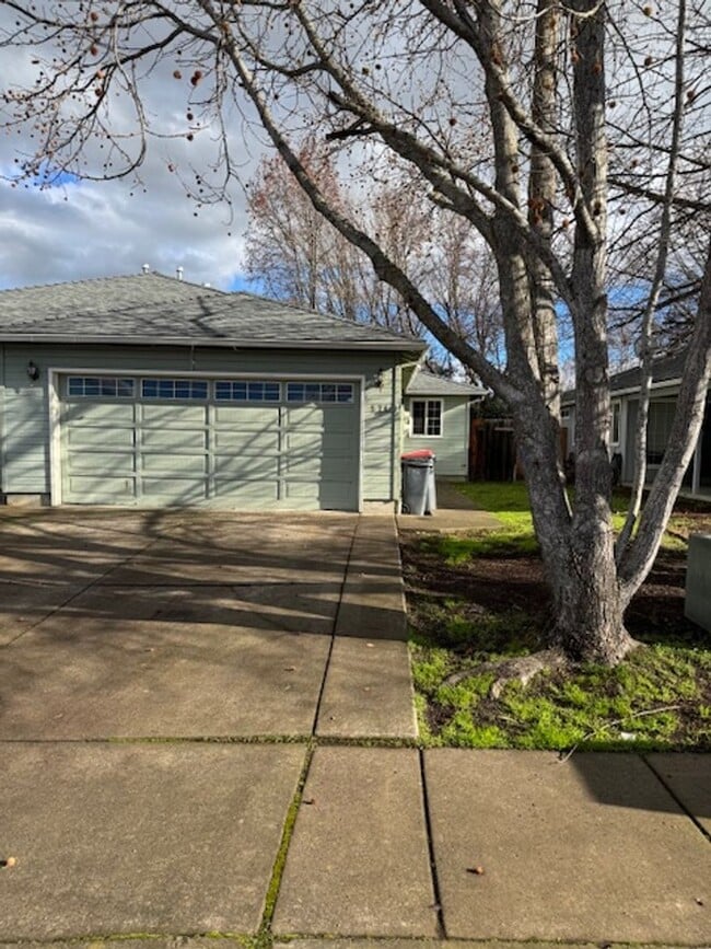 572 Countryside Dr in Central Point, OR - Building Photo - Building Photo