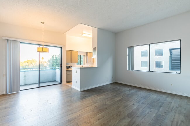 2584 S Centinela Ave, Unit 7 in Los Angeles, CA - Foto de edificio - Building Photo