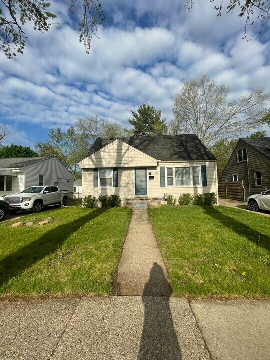 1070 Lester Ave in Ypsilanti, MI - Building Photo