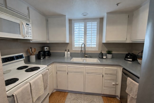 187 S Cross Creek Rd in Orange, CA - Building Photo - Building Photo