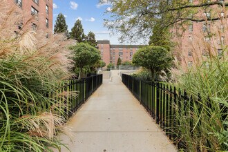 Wavecrest Gardens in Far Rockaway, NY - Building Photo - Building Photo