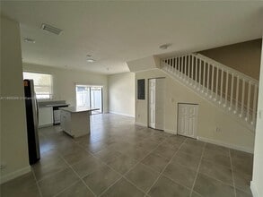 10622 W 33rd Way in Hialeah, FL - Building Photo - Building Photo